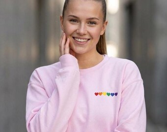 Pride Pullover Regenbogen, LGBTQ Sweatshirt, Love is Love, Rainbow Crewneck Unisex, Gift for LGBTQ, Queer Statement, woke