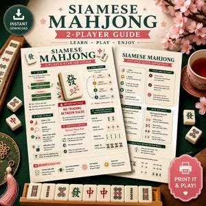 Könnte beinhalten: Eine zweiseitige Siamese Mahjong 2-Spieler-Anleitung auf cremefarbenem Papier mit dunkelgrünem und rotem Text. Der Leitfaden enthält Aufbauanleitungen, Spielreihenfolge, Mahjong-Grundlagen und Kurzübersichten, umgeben von Mahjong-Spielsteinen.