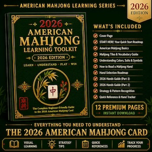 Op de afbeelding: Een donkergroene American Mahjong Learning Toolkit 2026 Edition gids met gouden tekst, een centrale bamboe-illustratie en een enkele mahjongtegel. De omslag vermeldt de inhoud, waaronder een snelstartgids en diverse hand-handleidingen.