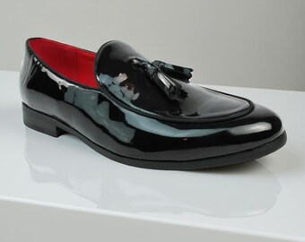 Mocassini da smoking da uomo in vera pelle nera verniciata, realizzati a mano, modello slip-on con nappine.