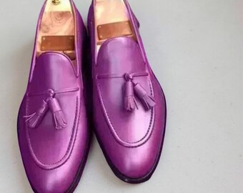 Scarpe eleganti da uomo in pelle viola con nappe, fatte a mano e su misura