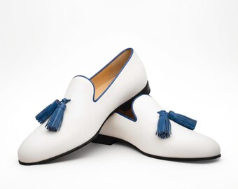 Mocassini con nappe in pelle bianca fatti a mano: scarpe eleganti slip-on da uomo con dettagli blu