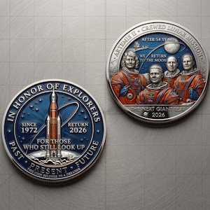 Puede incluir: Dos monedas conmemorativas detalladas. Una moneda presenta un lanzamiento de cohete y el texto "In Honor of Explorers" y "Return 2026". La otra moneda representa astronautas y dice "Artemis II Crewed Lunar Mission" y "The Next Giant Leap 2026".