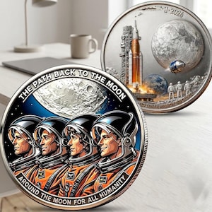 Puede incluir: Dos monedas de plata con diseños espaciales. Una moneda presenta un lanzamiento de cohete, la luna y astronautas. La otra moneda muestra cuatro astronautas y el texto "THE PATH BACK TO THE MOON" y "AROUND THE MOON FOR ALL HUMANITY".