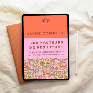 Peut inclure: Une tablette numérique affichant un guide intitulé "GUIDE COMPLET LES FACTEURS DE RÉSILIENCE" avec des motifs floraux. Un stylet blanc et un carnet marron sont à côté de la tablette. Le texte du guide indique "IDENTIFIE TES FACTEURS DE RISQUE ET RENFORCE TES FACTEURS PROTECTEURS."