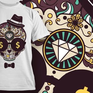 Può includere: T-shirt bianca con un design colorato di teschio di zucchero. Il teschio ha occhiali da sole con simboli del dollaro, un cappello e un papillon. Il design include un diamante ed elementi floreali decorativi.