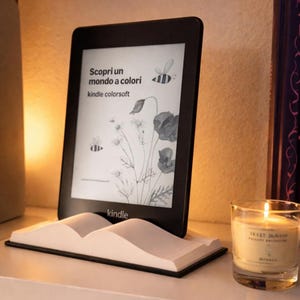 Può includere: Un set di tre tazze in ceramica con finitura opaca e macchiettata. Le tazze sono nei toni del crema, grigio chiaro e grigio scuro. Ogni tazza ha un design semplice e minimalista, perfetto per caffè o tè.