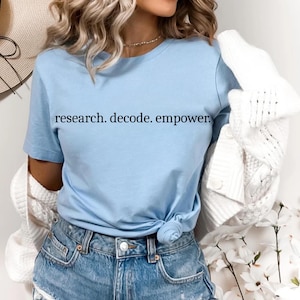 Puede incluir: Un letrero de madera rústica con el texto "Welcome to our home" en letras blancas. El letrero presenta un acabado envejecido y un diseño sencillo y acogedor.