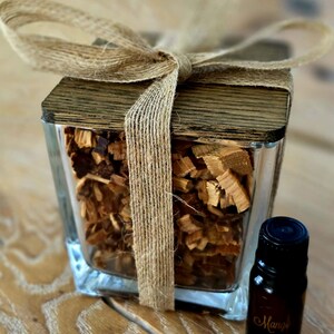 Diffuser with oak wood and 10 ml refill scented with tobacco and oak essential oil.