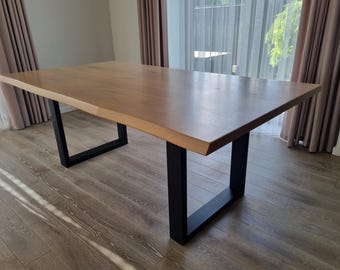 Mesa de comedor hecha a mano de roble macizo con patas de metal.