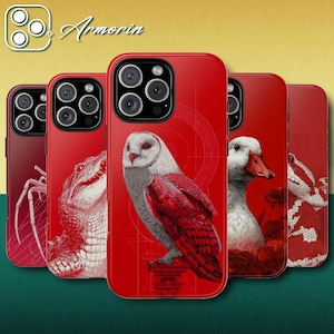 Puede incluir: Fundas rojas para teléfono con ilustraciones de animales, incluyendo una araña, un cocodrilo, un búho, un pato y una serpiente. Las fundas tienen un acabado brillante y la marca "Armorin".
