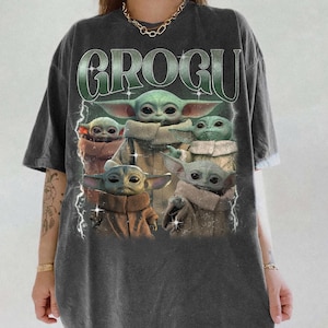 K&ouml;nnte beinhalten: Dunkelgraues T-Shirt mit einer Grafik von Grogu, auch bekannt als Baby Yoda, und dem Wort "GROGU". Das Bild zeigt Grogu in verschiedenen Posen. Das T-Shirt hat einen Vintage-Look.