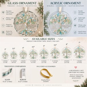 K&ouml;nnte beinhalten: Ein rundes Ornament aus Glas und Acryl mit einem Baumdesign aus blauen, gr&uuml;nen und wei&szlig;en Bl&auml;ttern. Der Text lautet 30 YEARS TOGETHER, Michael & Sarah und 12.03.1994. Gr&ouml;&szlig;en von 7,6 cm bis 17,8 cm, inklusive einem goldenen Aufh&auml;ngeband.