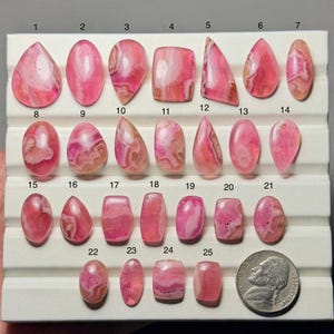 Puede incluir: Un juego de tres tazas de cerámica con un acabado moteado y mate. Las tazas son de color crema, gris claro y gris oscuro. Cada taza tiene un diseño simple y moderno y un asa redondeada.