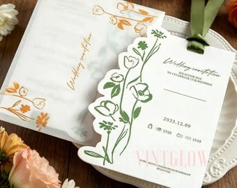 Convite de casamento personalizado Monet Garden em impressão tipográfica, estilo floresta, com corte especial e fita.