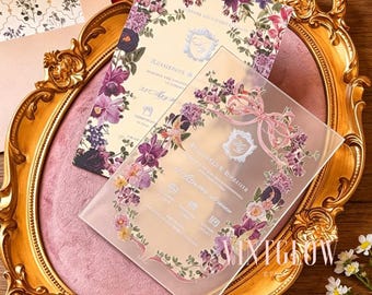 Convite de casamento personalizado em acrílico, com design floral elegante e envelope.