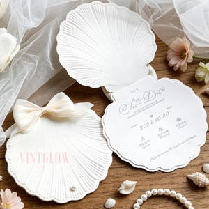 Puede incluir: Un juego de tres tazas de cerámica con un acabado mate moteado. Las tazas son de color crema, gris claro y gris oscuro. Cada taza tiene un diseño simple y minimalista, ideal para café o té.