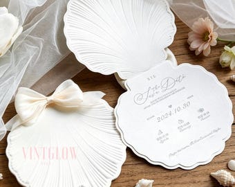 Convite de casamento personalizado com tema de conchas e praia, feito à mão com relevo.