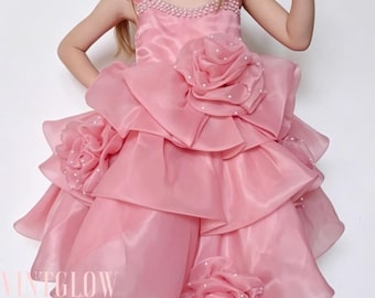 Vestido de festa infantil rosa com babados em organza e rosas 3D, ideal para daminhas de honra, aniversários e ocasiões formais na primavera.