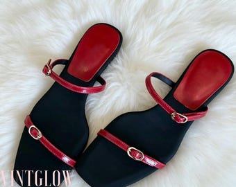 Sandálias rasteiras de bico quadrado e salto baixo, vermelhas/pretas, com tira ajustável, perfeitas para o verão. Ótima opção de presente.