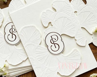 Conjunto de convites de casamento artesanais de luxo com folhas de ginkgo em relevo | Convite de casamento com monograma personalizado