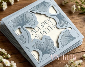 Convite de casamento personalizado em formato quadrado com estampa de folha de ginkgo azul acinzentada recortada a laser