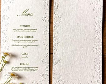 Cardápios de casamento com estampa floral em relevo | Papelaria personalizada para recepção em impressão tipográfica