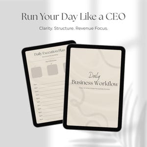 Peut inclure: Deux tablettes noires affichant des modèles de planification d'entreprise. L'une affiche un "Plan d'exécution quotidien" avec des créneaux horaires et des rappels. L'autre affiche un modèle de "Flux de travail quotidien". Le texte "Run Your Day Like a CEO" est en haut.