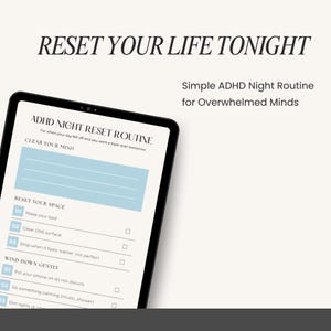 Peut inclure: Une tablette numérique affiche une routine nocturne intitulée « ADHD Night Reset Routine ». L'écran présente des sections pour se vider l'esprit, réinitialiser l'espace et se détendre en douceur. Le texte en haut indique « RESET YOUR LIFE TONIGHT ».