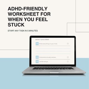 Peut inclure: Un ordinateur portable argenté affichant une feuille de travail intitulée "ADHD-FRIENDLY WORKSHEET FOR WHEN YOU FEEL STUCK." L'écran montre une liste de contrôle avec les invites : "Écrivez tout ce qui vous vient à l'esprit", "Cerclez ce qui compte vraiment" et "Laissez le reste partir". Le texte "START ANY TASK IN 5 MINUTES" est également visible.