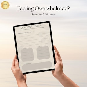 Könnte beinhalten: Digitaler Download mit dem Text „Feeling Overwhelmed? Reset in 5 Minutes.“ Das Bild zeigt ein Tablet mit einem Planer mit dem Titel „Overwhelm Reset“. Der Planer enthält Abschnitte zum Auflisten von Gedanken, Top-Prioritäten und nächsten Schritten. Ein goldenes Digital-Download-Abzeichen befindet sich in der oberen linken Ecke.
