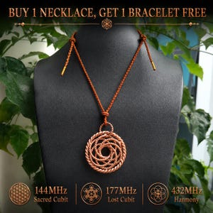 Op de afbeelding: Een koperkleurige hangerketting met een cirkelvormig, spiraalvormig draadontwerp hangend aan een bijpassend gevlochten koord. De afbeelding bevat de tekst: BUY 1 NECKLACE, GET 1 BRACELET FREE, 144MHz Sacred Cubit, 177MHz Lost Cubit en 432MHz Harmony.
