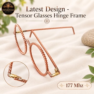 Könnte beinhalten: Ein kupferfarbenes Brillengestell aus Draht mit gedrehter Textur und goldfarbenen Metallscharnieren. Der Text lautet Latest Design - Tensor Glasses Hinge Frame und 177 Mhz. Ein kreisförmiger Ausschnitt zeigt eine Nahaufnahme des Scharniers.