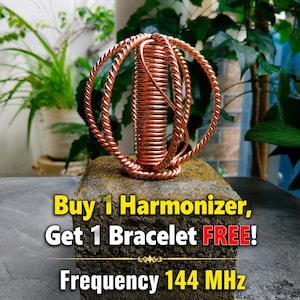 Peut inclure: Une sculpture en fil de cuivre avec une bobine verticale centrale entourée de trois anneaux circulaires torsadés, posée sur un bloc de pierre texturé. Le texte indique : Buy 1 Harmonizer, Get 1 Bracelet FREE! Frequency 144 MHz.