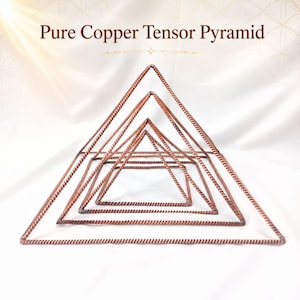 Op de afbeelding: Een set van drie in elkaar passende piramides gemaakt van gedraaid koperdraad. De tekst "Pure Copper Tensor Pyramid" staat boven de objecten. De piramides hebben een metalen koperen afwerking en een duidelijke gevlochten textuur.