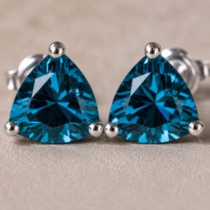 London Blautopas Trillion Schnitt Ohrstecker | 925 Sterling Silber, 6 mm Edelstein