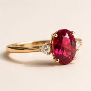 Bague rubis ovale, pierre précieuse rouge 7 x 9 mm, bague trois pierres, or jaune, pierre de naissance de juillet