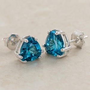 Pendientes de botón de topacio azul suizo talla trillón de 8 x 8 mm, plata de ley, joyería de piedra natal de diciembre