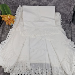 Juego de ropa de cama vintage de algodón blanco de los años 50: sábana y funda de almohada cilíndrica con bordado Richelieu y monogramas cosidos a mano.