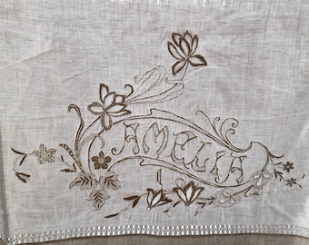 Juego de ropa de cama antiguo de lino bordado a mano con el nombre Amelia y calados Richelieu - 1900-1920