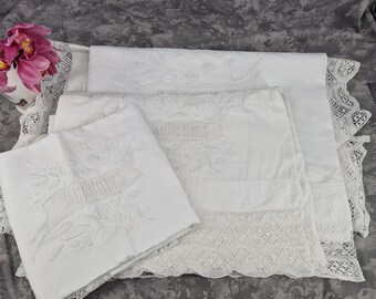 Juego de Cama de Lino Antiguo con Encaje de Bolillos y Monograma Mercedes