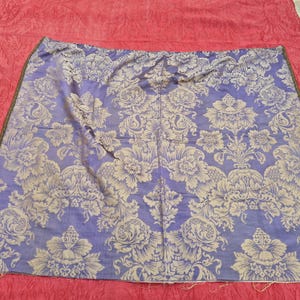 Antiek Zijde Damast Paneel, Fragment Kerkelijk Gordijn, Paars en Goud Bloemenpatroon, 100x124 cm, 19e Eeuw