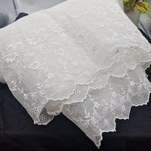 Vintage Bestickter Organza Stoff, Florale Ösen Bogenkante Organdy Spitze, Weiße Baumwollmischung, 400x80 cm, Antikes Nähtextil