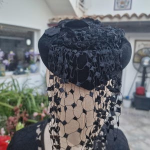 Vintage Black Floral Veil Cocktail Hat Fascinator S/M 1950s 60s IZUS Women Flower Decor Bowler Fedora Hat with Veil Felt  main image 3