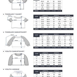 Op de afbeelding: Een maattabel voor t-shirts, sweatshirts en hoodies voor kinderen en peuters. De maten zijn in inches en centimeters. De tabel bevat lengte, breedte en mouwmaten voor verschillende maten.
