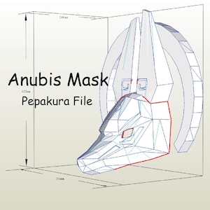 Op de afbeelding: Een geometrisch low-poly ontwerp van een Anubis-masker, met afmetingen in mm. Het masker is rood omlijnd en de tekst "Anubis Mask Pepakura File" wordt in het zwart weergegeven.