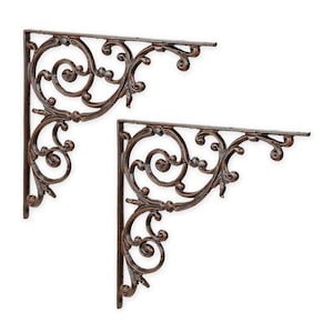 Può includere: Due staffe per mensole in ghisa color bronzo ornate. Ogni staffa presenta un design ad angolo retto con volute intricate e decorazioni decorative. Le staffe sono progettate per il montaggio a parete.