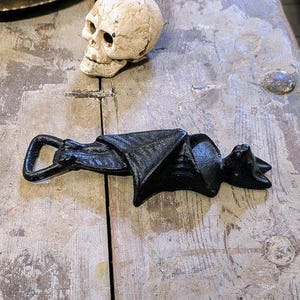 Flaschenöffner FLEDERMAUS Bat aus Gusseisen schwarz Halloween Herbstdeko Creepy Deko Partyzubehör Geschenkidee Öffner WO-1810