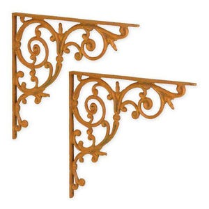 Op de afbeelding: Twee sierlijke, gietijzeren plankdragers met een verweerde, verouderde afwerking. De beugels hebben een warme, roestoranje kleur met ingewikkelde krullen en decoratieve details. Elke beugel is ongeveer 25 cm lang.