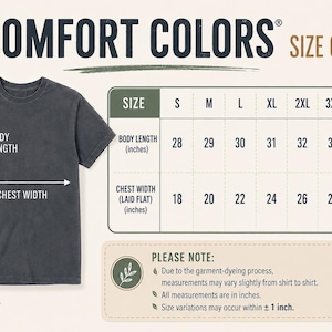 Puede incluir: Una tabla de tallas de Comfort Colors con una camiseta gris oscuro y flechas que indican el largo del cuerpo y el ancho del pecho. Una tabla enumera las tallas de S a 5XL con medidas en pulgadas. Una nota menciona variaciones posibles de m&aacute;s o menos 1 pulgada.